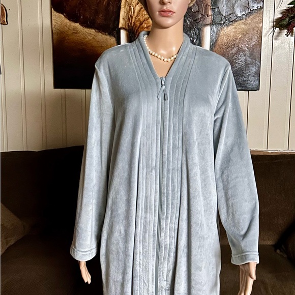 Adonna Sleepwear • Gray • Plush • Robe • Size Medium - Picture 4 of 16